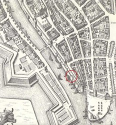 <p>Detail van de stadsplattegrond van Joan Blaeu uit 1649, met links het Noordereiland en de stadsgracht en rechtsonder het Rodetorenplein. Aan de loskade buiten de stadsmuur (Buitenkant) liggen tussen de Zwanentoren en de Steenpoort meerdere schepen afgemeerd. De rode cirkel markeert grofweg de locatie van de onderzochte huizen. In de loop van de 17e eeuw verschijnt tegen de buitenzijde van de stadsmuur enige bebouwing die voor tijdelijke opslag van goederen gebruikt werd. Het was nog niet toegestaan om hier woonhuizen te bouwen (Historisch Centrum Overijssel). </p>
